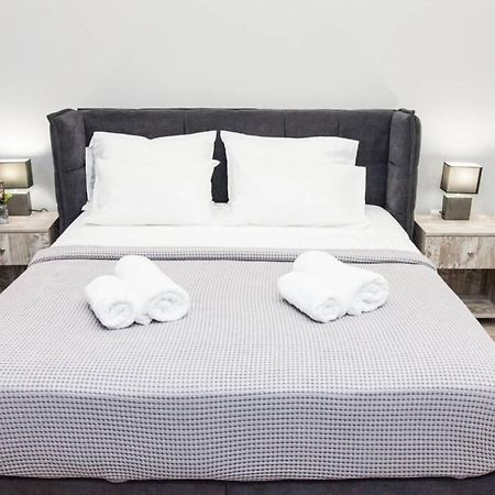 E Spacious Cornered Brand New Studio Apartment E Atene Esterno foto