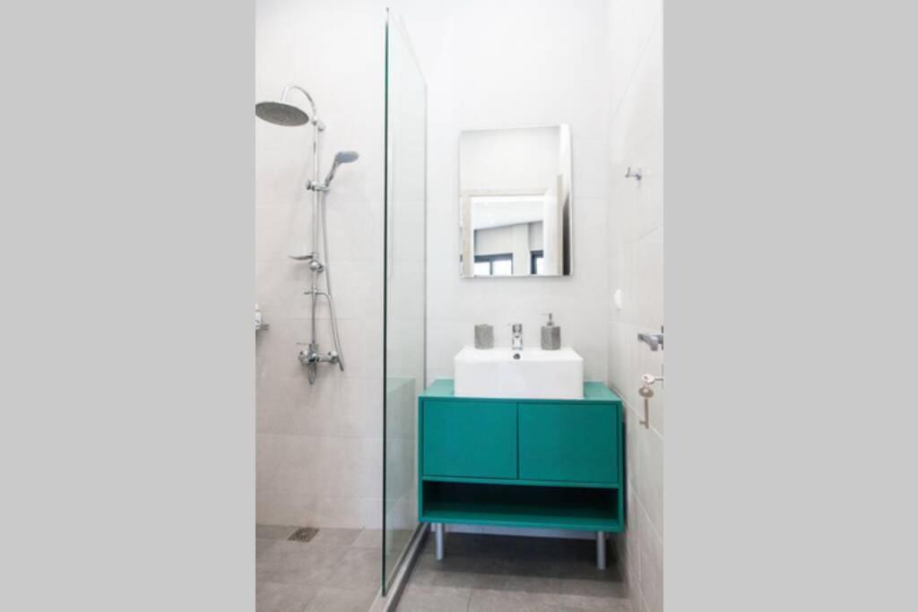 E Spacious Cornered Brand New Studio Apartment E Atene Esterno foto