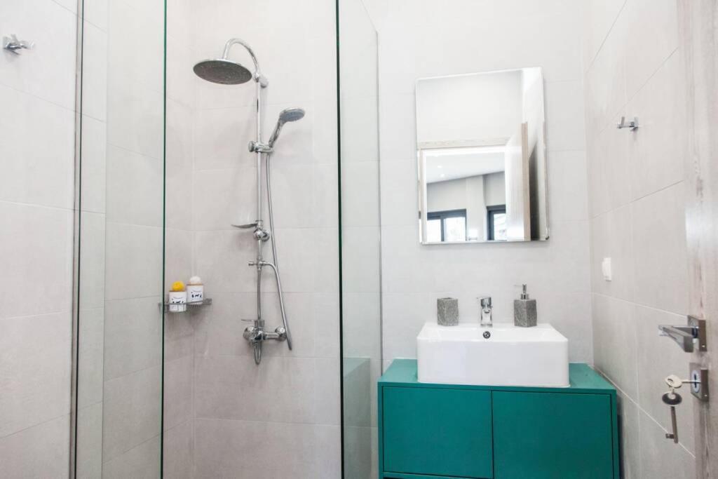 E Spacious Cornered Brand New Studio Apartment E Atene Esterno foto