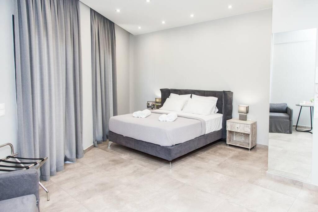 E Spacious Cornered Brand New Studio Apartment E Atene Esterno foto